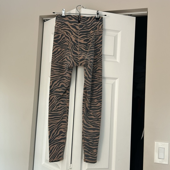 Adam Selman Sport ASS size S French Cut Legging tiger striped sand and black - Picture 4 of 5